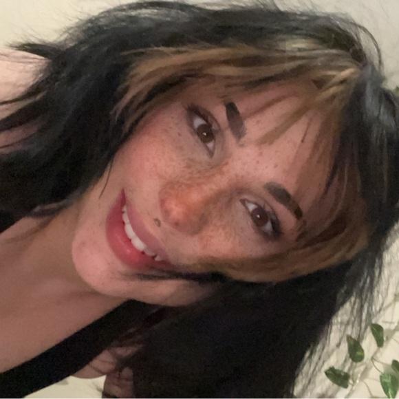 Meet your Posher, Selena - Picture 5 of 7